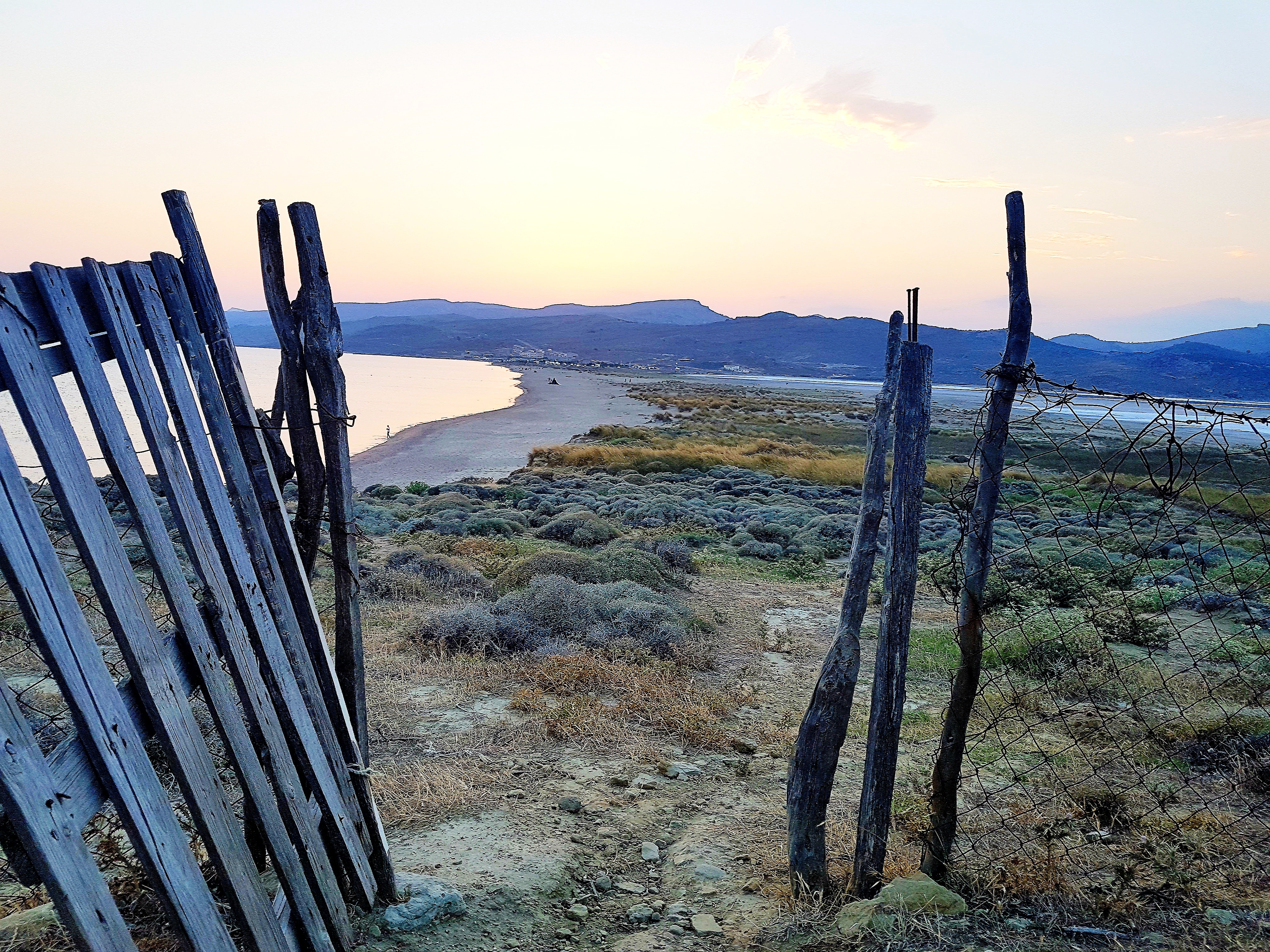 Kefalos, bir taraf deniz bir taraf Tuz gölü