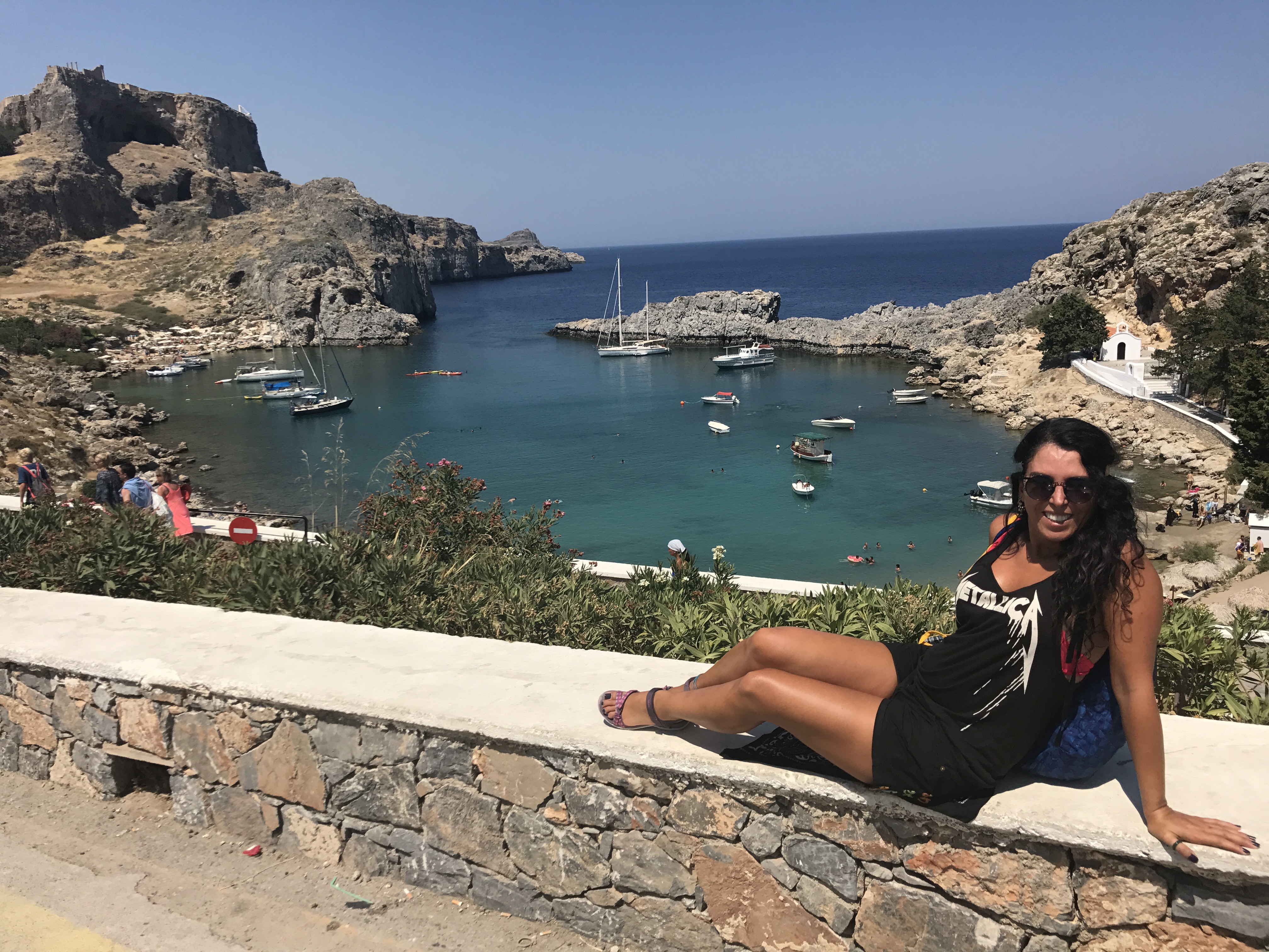 Lindos Athena tapınağından gözüken göl gibi deniz