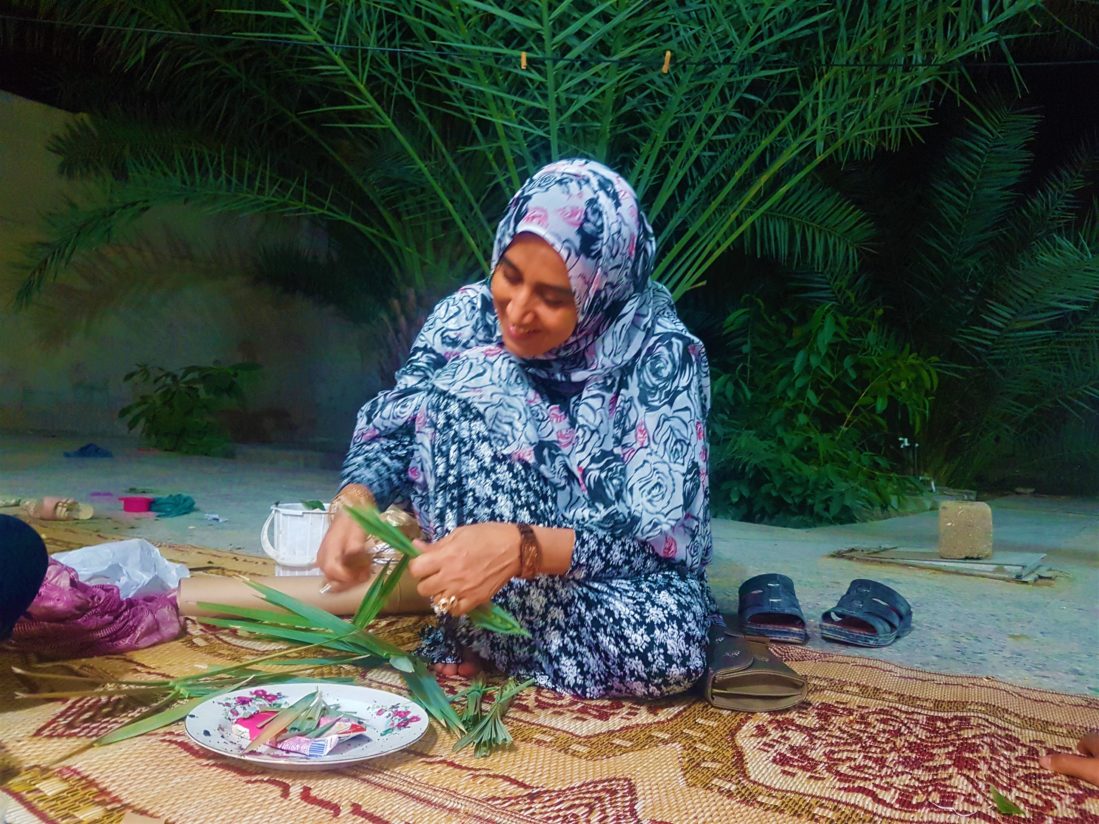 Keşm Adası, Naim'in ablası palmiyeden fırça hazırlıyor