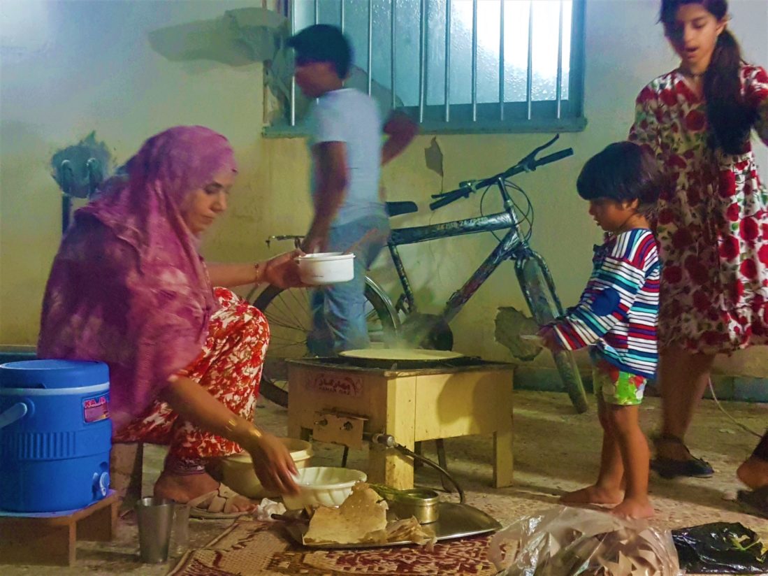 Keşm Adası, Naim'in ablası Tomoşi ekmeği pişiriyor