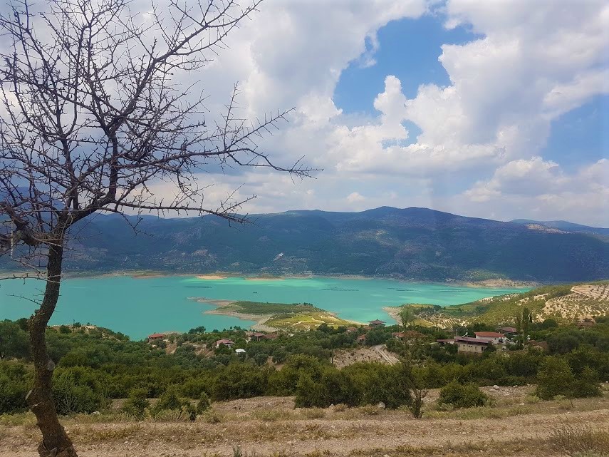 Arapapıştı Seyir Tepesi yolu, böyle muhteşem manzaralardan geçiliyor